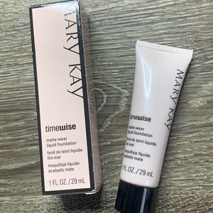 Mary Kay Matte-Wear Foundation combo/oily 
Beige 4